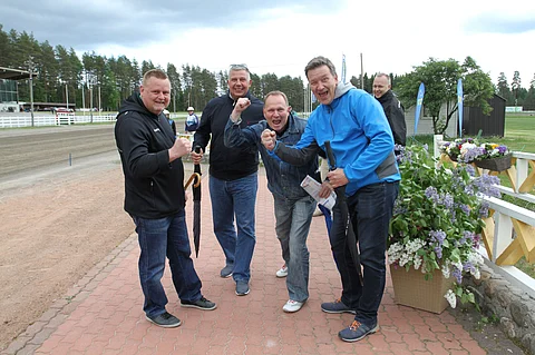 Talli Ihan Lätkässä pääsi juhlimaan Turbo-Jytkyn voittoa 8 kertaa. KImpanvetäjä Jami Kauppi kuvassa toinen oikealta.