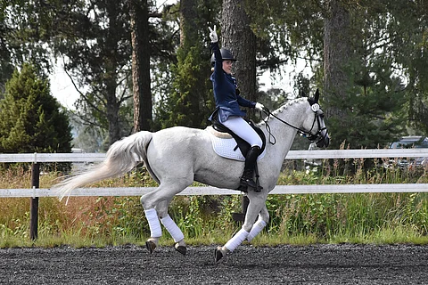 Minea Lith ja Pin Rock´s Highland Queen kunniakierroksella Ypäjällä. Kuva: Hanna Sankari