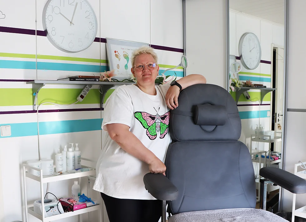 Maarit Hällbackalla on kotonaan oma hoitohuone. Asiakkaat voivat halutessaan valita kotikäynnin tai tulla hoitohuoneeseen. 