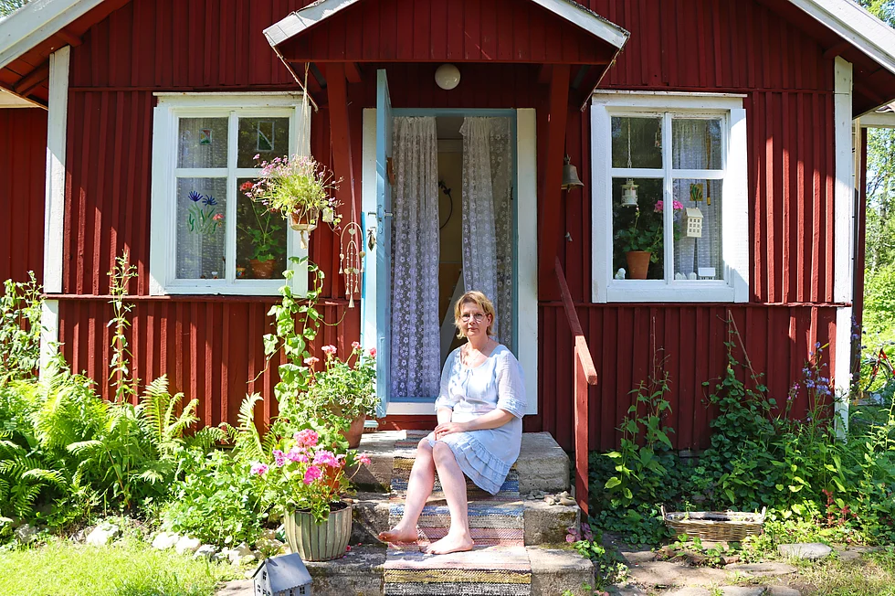 Ulriikka Pukkila on vaalinut Kruunarin plassin alkuperäistä henkeä niin sisällä kuin ulkona. Perennapenkissä kasvaa tontilla pitkään viihtyneitä perennoja. 