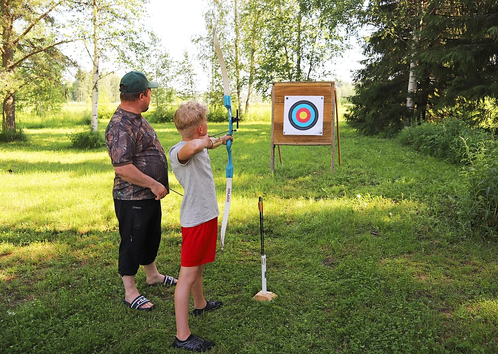 Leirillä kokeiltiin erilaisia ammunta-aseita ja jousiammuntaa. 